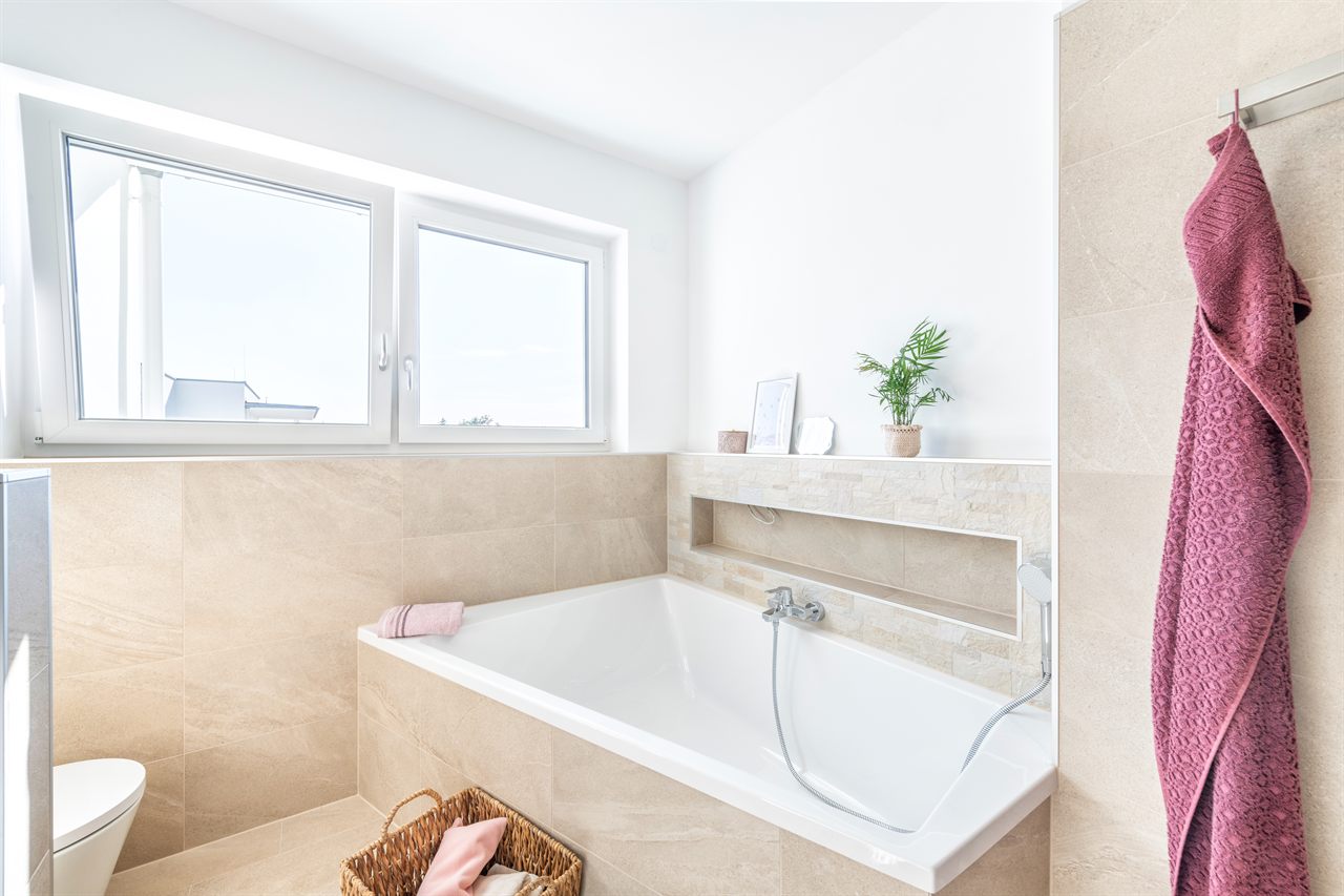 Badezimmer mit Wanne und Fenster