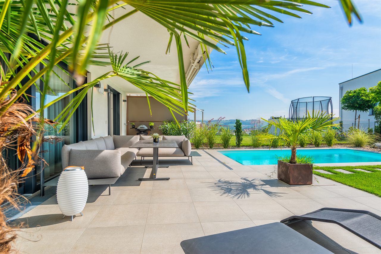 Moderne Wohnanlage mit Pool im Garten