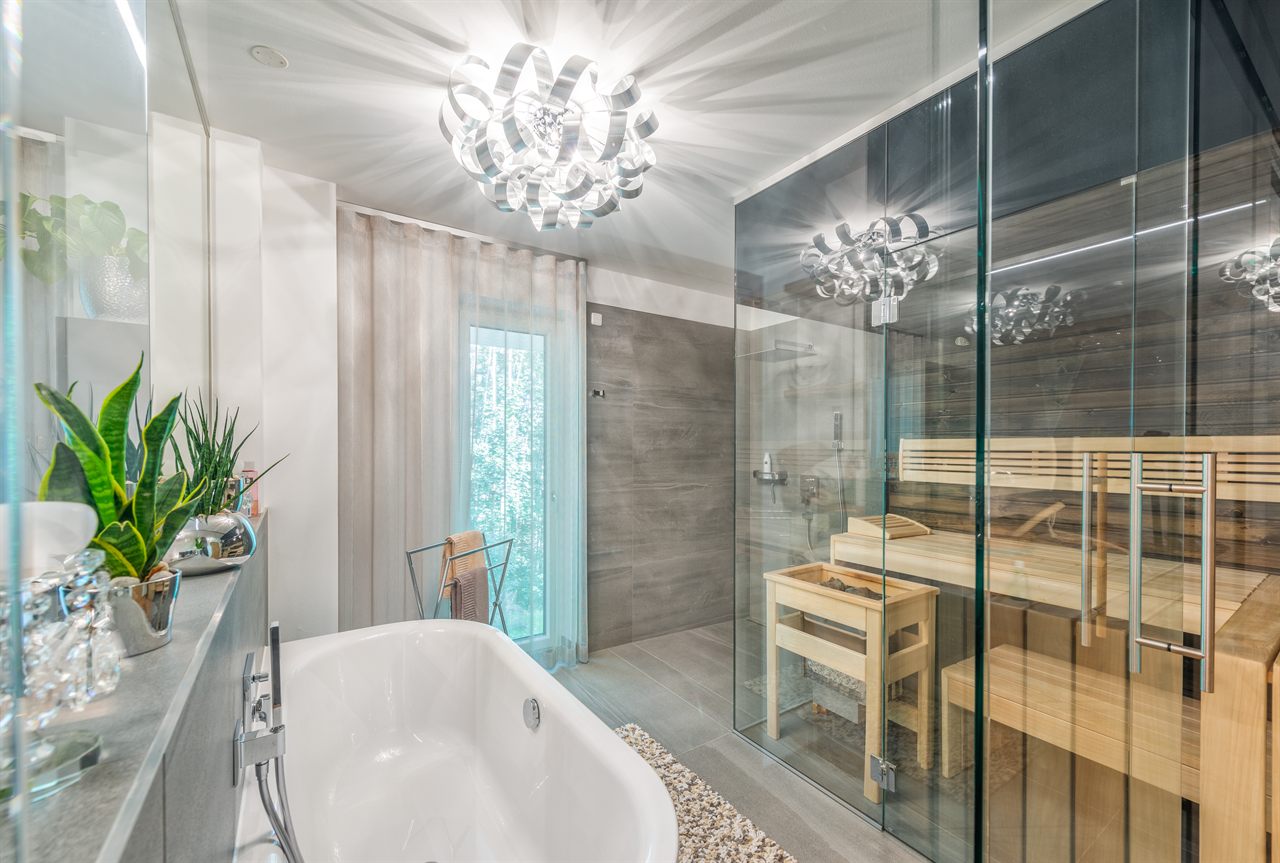 Badezimmer mit freistehender Wanne