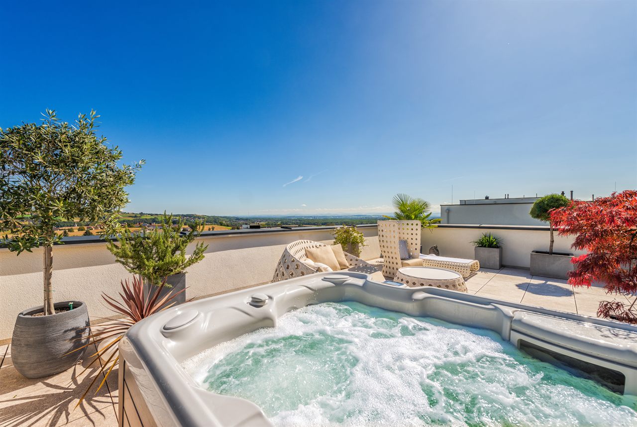 Dachterrasse mit Whirlpool und Aussicht