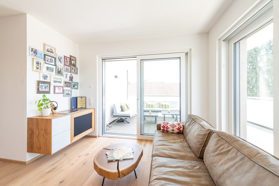 Heller Wohnbereich mit Sofa und Terrassenzugang
