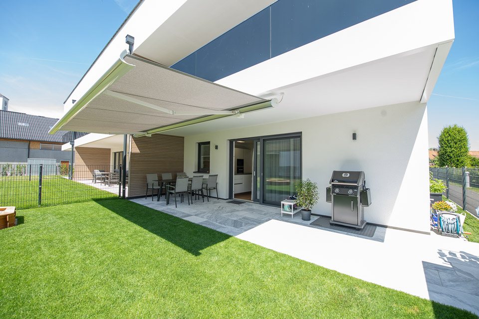 Terrasse mit Markise und Garten
