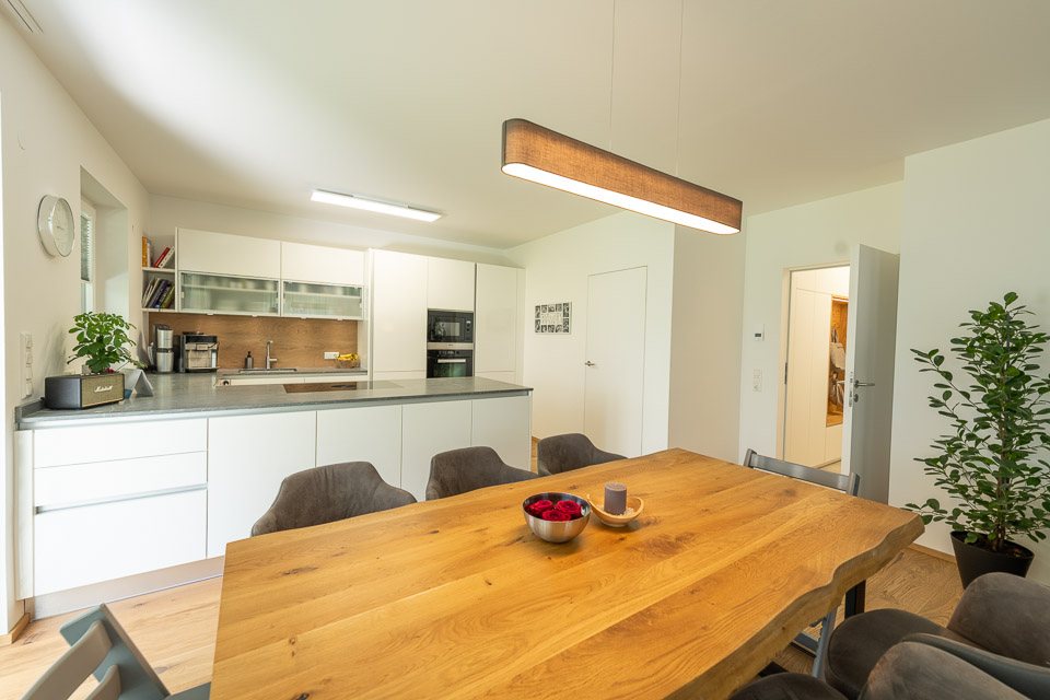 Küche mit Massivholztisch