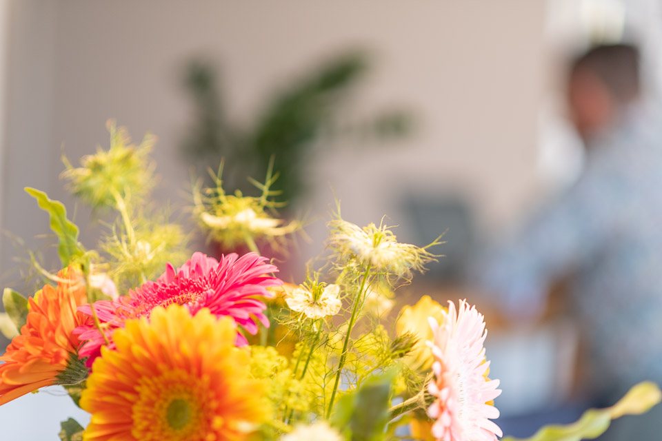 Frische Blumen im Wohnraum