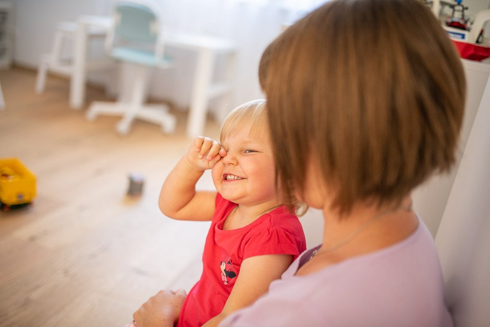Mutter und Kind lachen gemeinsam